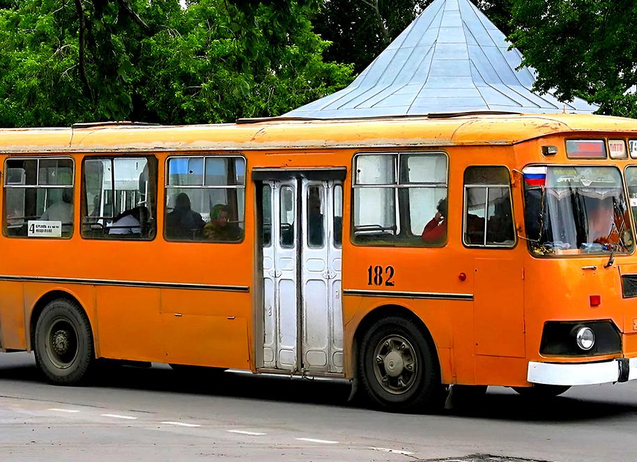 Автобус нашего детства: звон бутылок, огромные крены в поворотах и шикарная задняя площадка, особенно на кочках